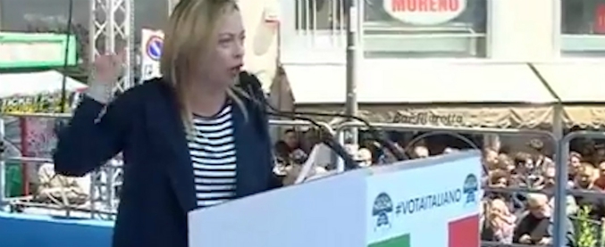 Copertina di Meloni attacca Forza Italia: “Inutile votarli alle Europee”. Poi: “Unico governo possibile è Lega-FdI”