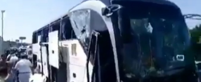 Egitto, esplosione colpisce bus turistico vicino alle piramidi di Giza: 17 feriti lievi