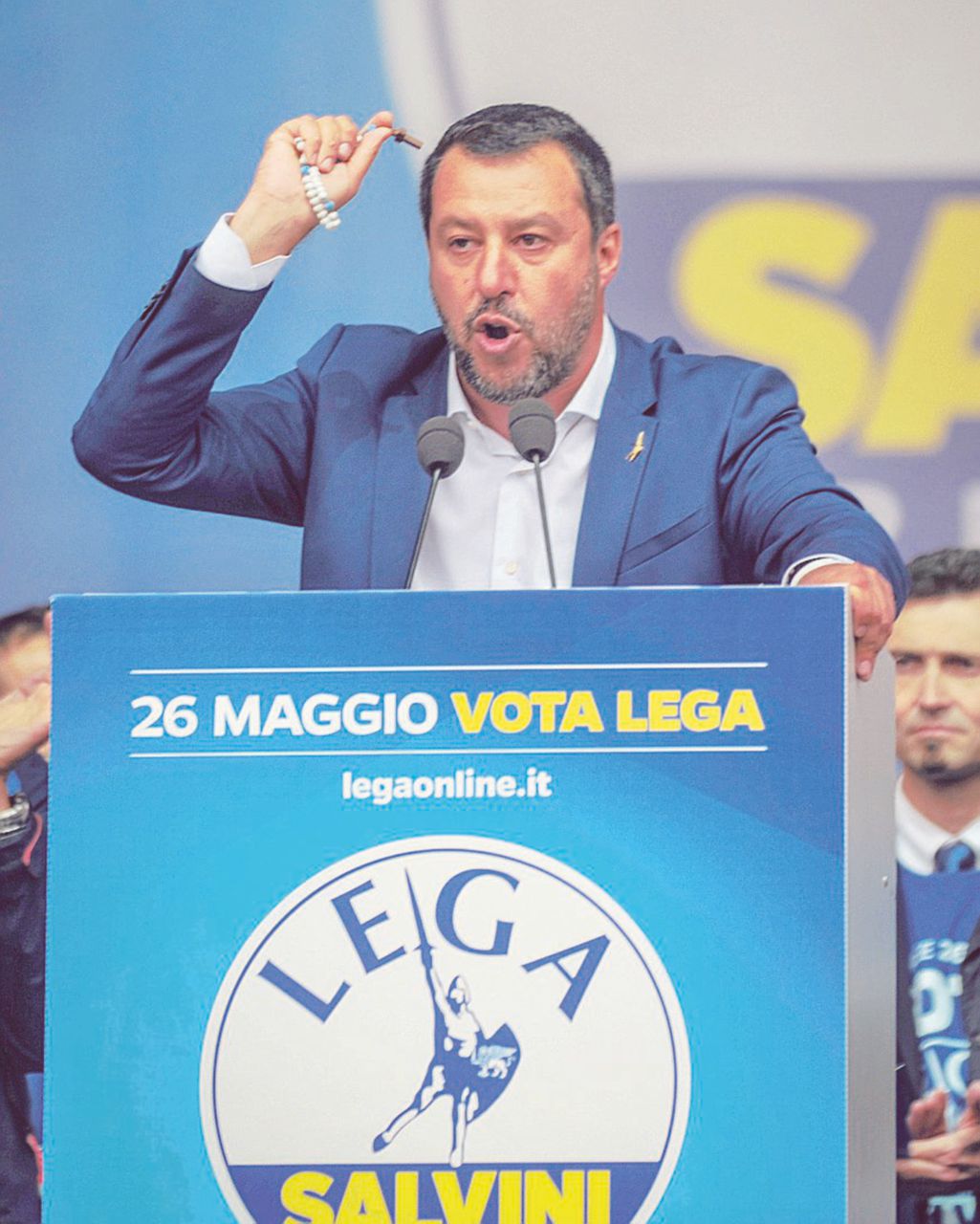 Copertina di “Salvini in piazza col rosario è solo marketing, non fede”