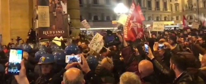 Copertina di Firenze, protestano in duemila contro Salvini: tensione in piazza e cariche della polizia. Le immagini