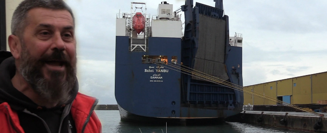 Copertina di Genova, lo sciopero dei portuali blocca la nave saudita carica di armi: “Da qui non ripartono”. Fumogeni contro il cargo