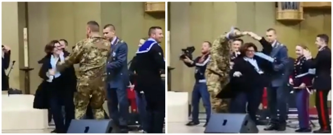 Copertina di Lourdes, il ballo scatenato della ministra della Difesa Trenta con un militare: le immagini