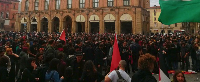 Bologna, scontri tra polizia e manifestanti durante protesta per comizio Forza Nuova