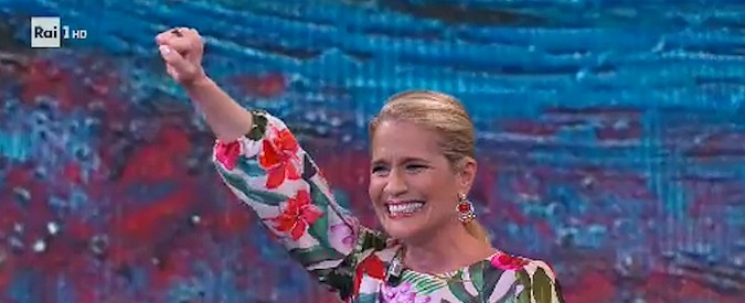 Copertina di Che tempo che fa, Heather Parisi arriva in studio e saluta con il pugno alzato: “Difendo i diritti dei diversi”