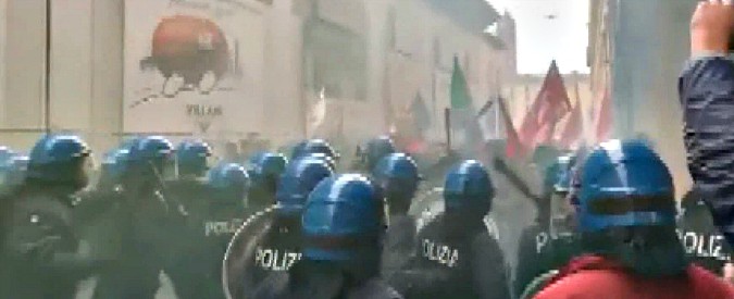 Copertina di Forza Nuova, contestazioni prima del comizio di Fiore a Bologna: polizia carica il corteo dei collettivi
