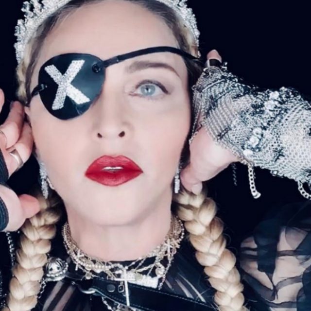 Madonna elimina la “stecca” dal video della sua esibizione all’Eurovision: scoppia la polemica