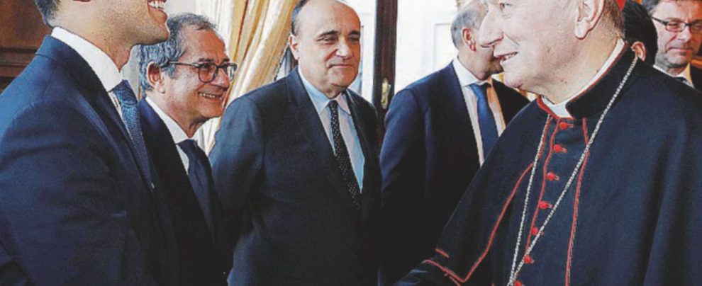 Con il porporato - Luigi Di Maio con il Segretario di Stato vaticano Parolin - Ansa La rincorsa di Di Maio ai credenti moderati
