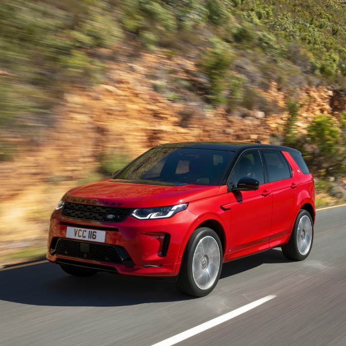 Copertina di Land Rover Discovery Sport, la performance (anche ibrida) nel fuoristrada – FOTO