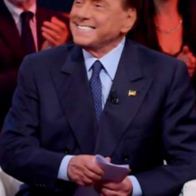 Silvio Berlusconi, il fuorionda “piccante” a Quarta Repubblica: “Me ne facevo sei per notte, adesso non ci crederete…”
