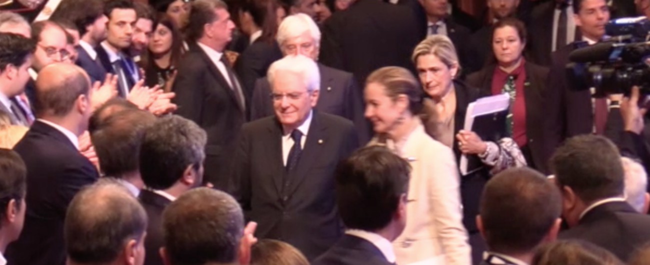 Copertina di Confindustria, ovazione degli industriali per il Presidente della Repubblica Sergio Mattarella. Due minuti di applausi