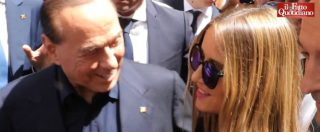 Copertina di Berlusconi: “Vi racconto la storia di quella che è stata solo con quattro uomini…”. E la sala esplode in una risata