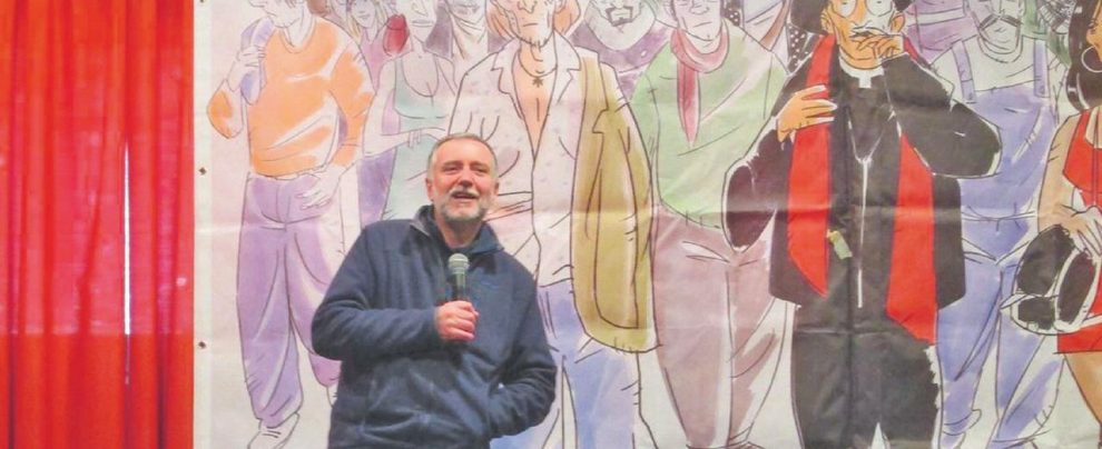 La comunità - Don Gianni Grondona, nuovo parroco di San Benedetto. Alle spalle, un murale con don Andrea Gallo - San Benedetto continua, c’è il parroco: “Ma non chiamatemi nuovo Don Gallo”