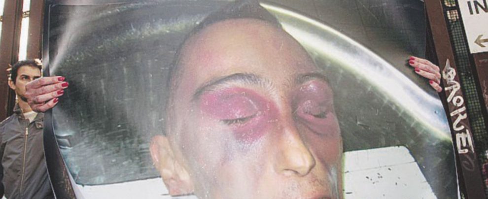 La foto - Il 30 ottobre 2009 per primo il Fatto pubblicò lo scatto del cadavere di Stefano - Ansa Ecco “La seconda verità” su Stefano Cucchi