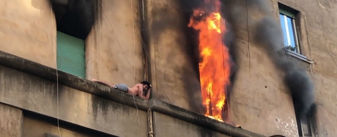 Copertina di Roma, palazzo va a fuoco e il ragazzo è costretto a rifugiarsi sul cornicione: il salvataggio è da brividi. Le immagini