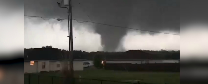Copertina di Missouri, tornado colpisce la capitale. Le autorità: “Fenomeno vasto e distruttivo, almeno tre morti”. Le immagini