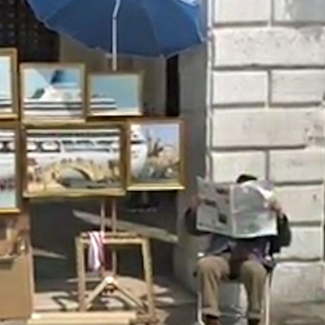 Venezia, l’artista Banksy espone le sue tele in strada ma viene allontanato dalla Polizia locale. E lui pubblica il video