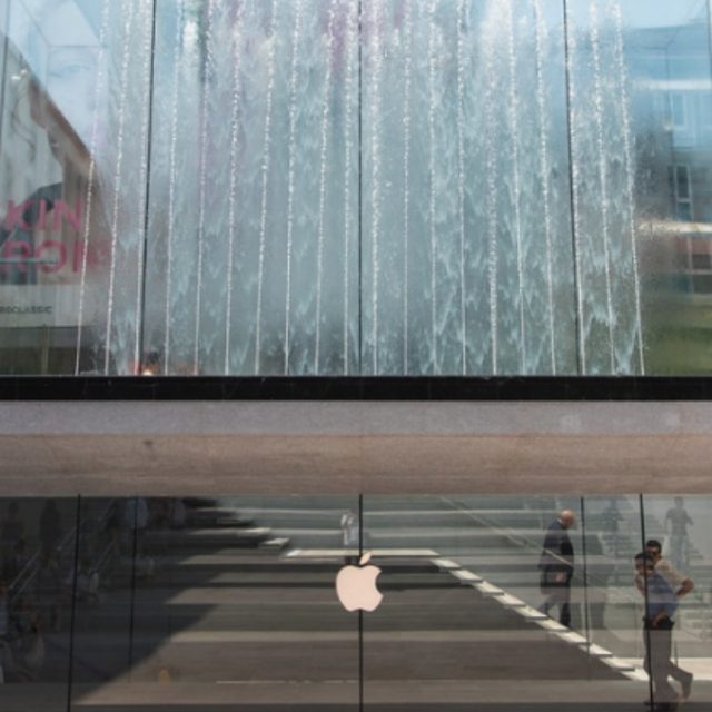 Turista si tuffa senza vestiti nella fontana dell’Apple Store: “Non pensavo fosse vietato in Italia”