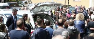 Copertina di Monterotondo, chiesa piena per il funerale del padre violento ucciso dalla figlia: “Sei un grande” poi gli applausi