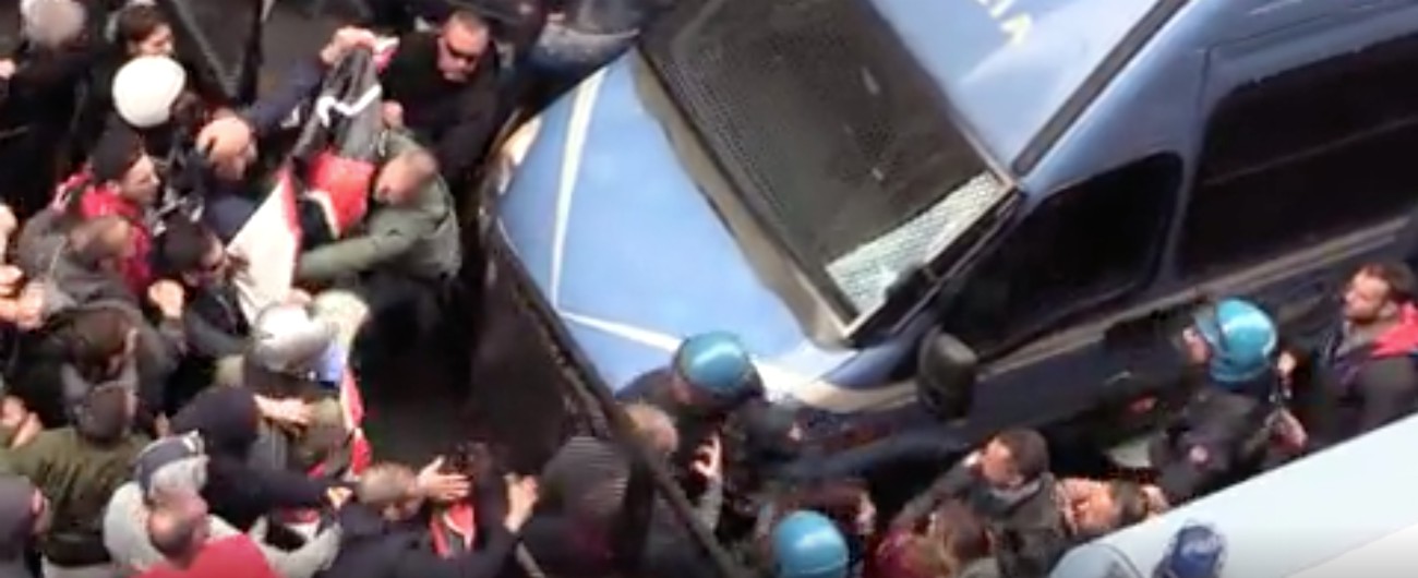 Copertina di Genova, antifascisti contro il presidio di Casapound. Tre feriti e due fermati negli scontri con la polizia