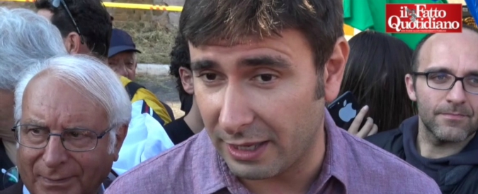 Copertina di Europee, Di Battista: “Governo? Dopo voto non cambia nulla”. Poi scherza: “Senza donazioni, niente selfie”