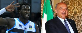 Copertina di Basket, sindaco di Trieste fa il dito medio al giocatore sudanese di Cremona. E non si scusa: ‘Ho creato pressione e si è vinto’