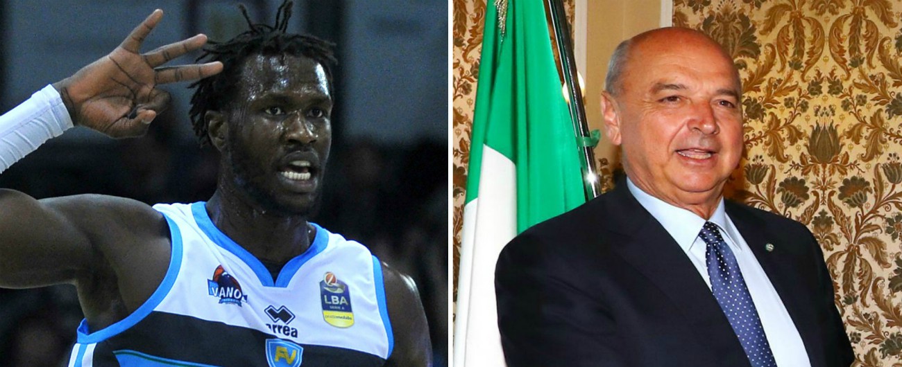 Basket, sindaco di Trieste fa il dito medio al giocatore sudanese di Cremona. E non si scusa: ‘Ho creato pressione e si è vinto’
