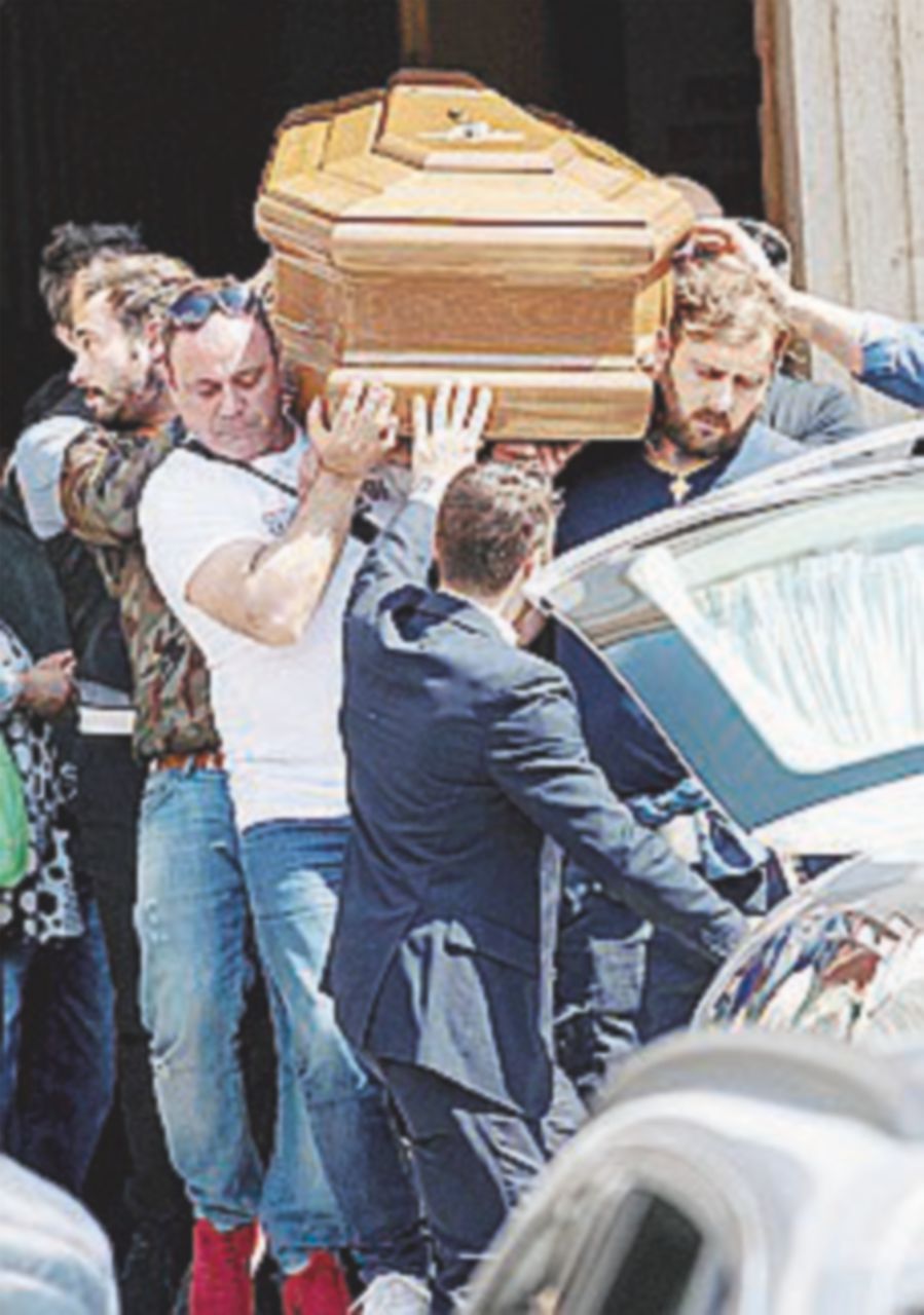 Padre violento ucciso dalla figlia, applausi al feretro in chiesa