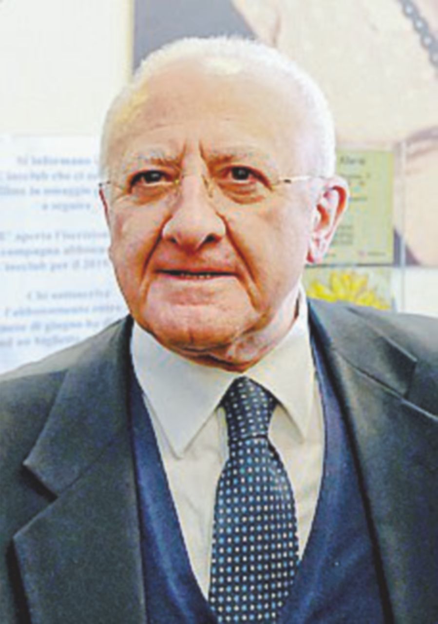 “Le usi per i balconi”. Lite De Luca-Viminale sulle lenzuola