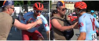 Copertina di Giro d’Italia, il tifoso (maleducato) cerca di strappare la borraccia al corridore: il ciclista si infuria e reagisce così