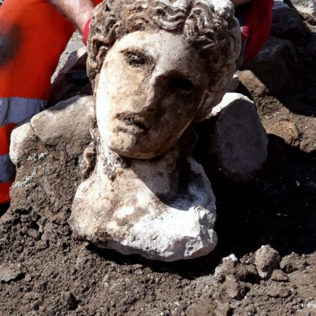 Roma, ritrovata statua di una divinità durante gli scavi sotto il Campidoglio