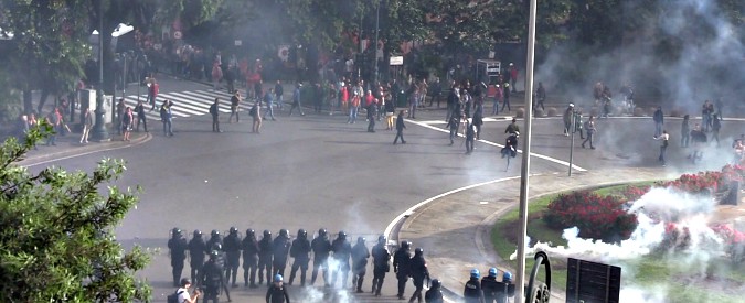 Copertina di Genova, antagonisti contro il comizio di Casapound: il raccontro della giornata tra lacrimogeni, cariche e scontri