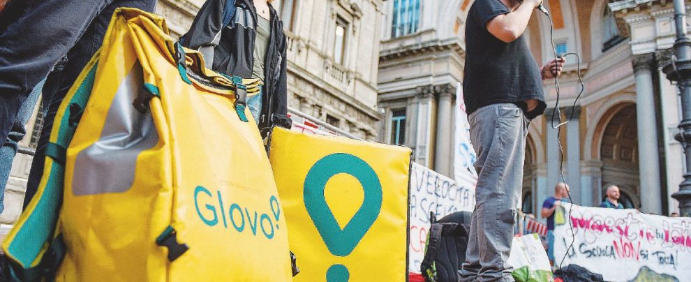 In piazza - Presidio a Milano, davanti a Palazzo Marino, dei fattorini del food delivery - LaPresse “Non abbiamo i Cud e non ci hanno pagato i contributi”. Rider Glovo contro l’azienda