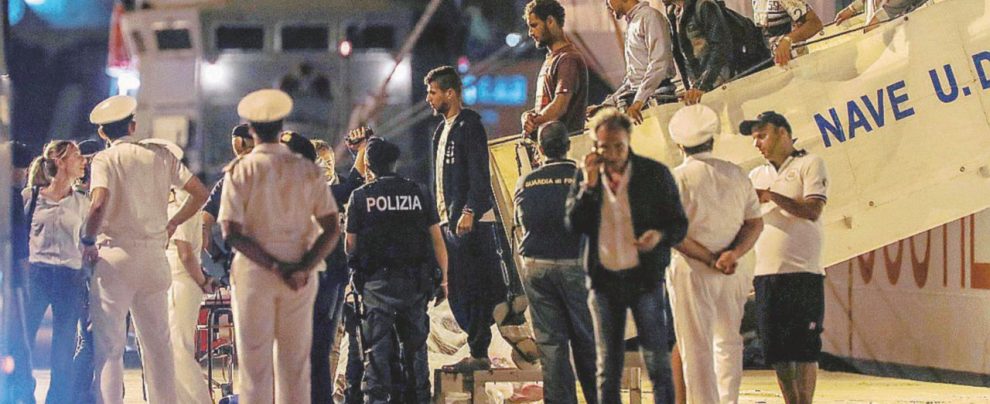 Trapani - Lo sbarco dei migranti dalla nave Diciotti nel luglio 2018 - Ansa Non vollero tornare in Libia: assolti. E Salvini è smentito