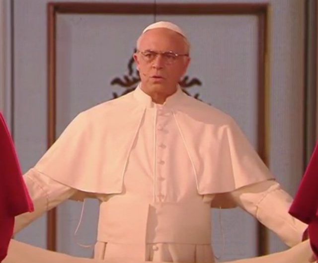 Papa Francesco – Crozza prepara un angelus con il botto e prepara lo striscione anti Salvini da appendere al balcone