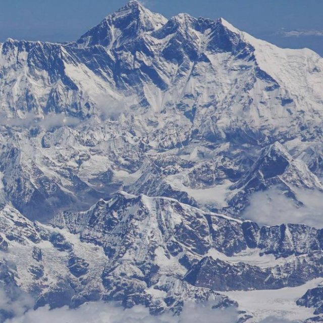 Everest, alpinista avverte: “Attenti ai rischi delle code”. Ma poi muore anche lui salendo in vetta