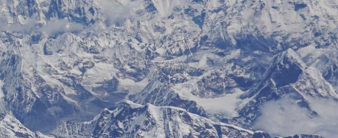 Everest, alpinista avverte: “Attenti ai rischi delle code”. Ma poi muore anche lui salendo in vetta