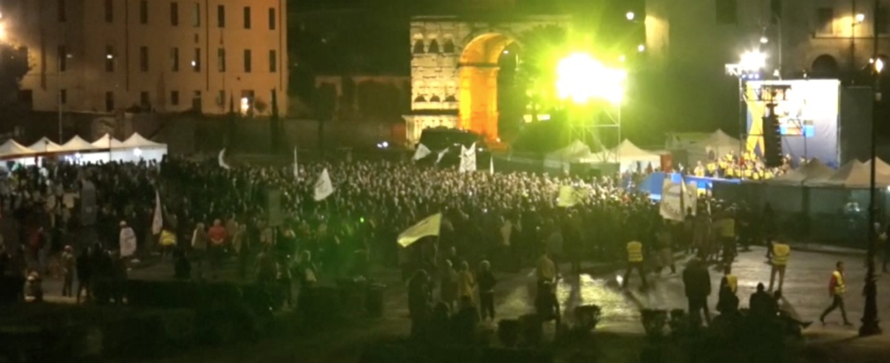 Copertina di Europee, M5s chiude la campagna a Roma. Ma nel momento clou in piazza non c’è il pienone: le immagini dall’alto