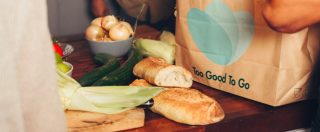 Copertina di Too Good To Go, l’app che propone il cibo invenduto: “Si risparmia e si aiuta l’ambiente, per i Millennials è un vanto”