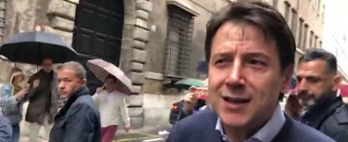 Copertina di Roma, Conte vota al seggio della scuola “Virgilio”. Poi la foto di gruppo con gli scrutatori: “Ho fatto il mio segno”