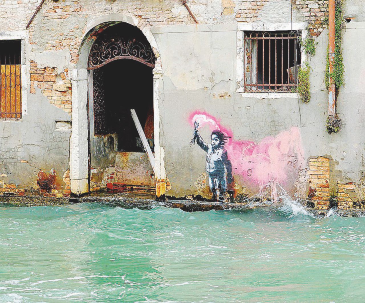Copertina di Venezia, lo schiaffo di Banksy alla Biennale del potere