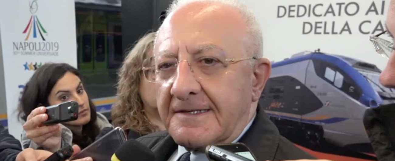 Copertina di Europee, De Luca: “Boom Lega ampiamente previsto. Tra un anno si ammoscia pure Salvini, come Renzi e il M5s”