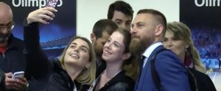 Copertina di Roma, dopo 18 anni De Rossi lascia l’Olimpico tra selfie e abbracci. Ieri l’ultima partita in giallorosso