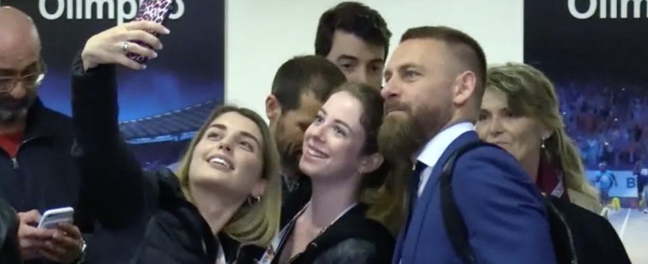 Copertina di Roma, dopo 18 anni De Rossi lascia l’Olimpico tra selfie e abbracci. Ieri l’ultima partita in giallorosso