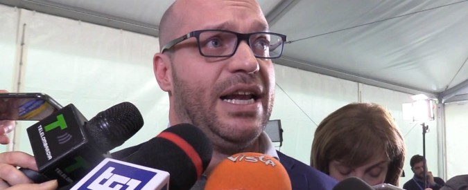 Copertina di Europee 2019, ministro Fontana mostra il rosario ai giornalisti: “Tutte le cose che accadono arrivano dall’alto”