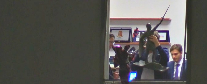 Copertina di Europee 2019, Lega festeggia in via Bellerio dopo i primi dati. E Giorgetti espone la statua di Alberto da Giussano