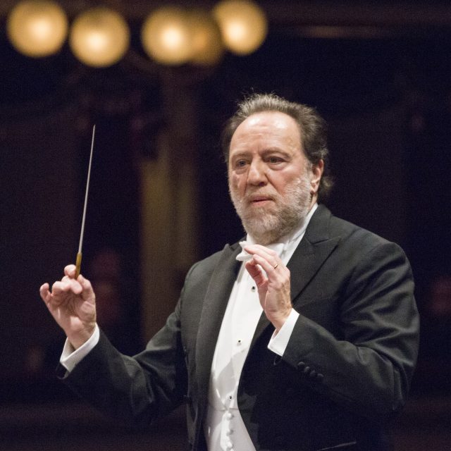 Malore alla Scala mentre dirige “Lady Macbeth”: portato via il maestro Riccardo Chailly tra gli applausi dei loggionisti