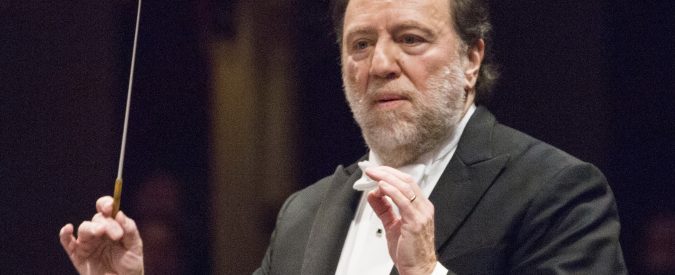 Malore alla Scala mentre dirige “Lady Macbeth”: portato via il maestro Riccardo Chailly tra gli applausi dei loggionisti