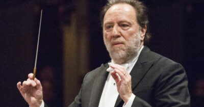 Copertina di Calorosi applausi, standing ovation e diversi “bravo!” al maestro Riccardo Chailly che è tornato al Teatro alla Scala dopo il malore e il ricovero in ospedale