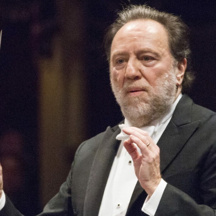 Malore alla Scala mentre dirige “Lady Macbeth”: portato via il maestro Riccardo Chailly tra gli applausi dei loggionisti