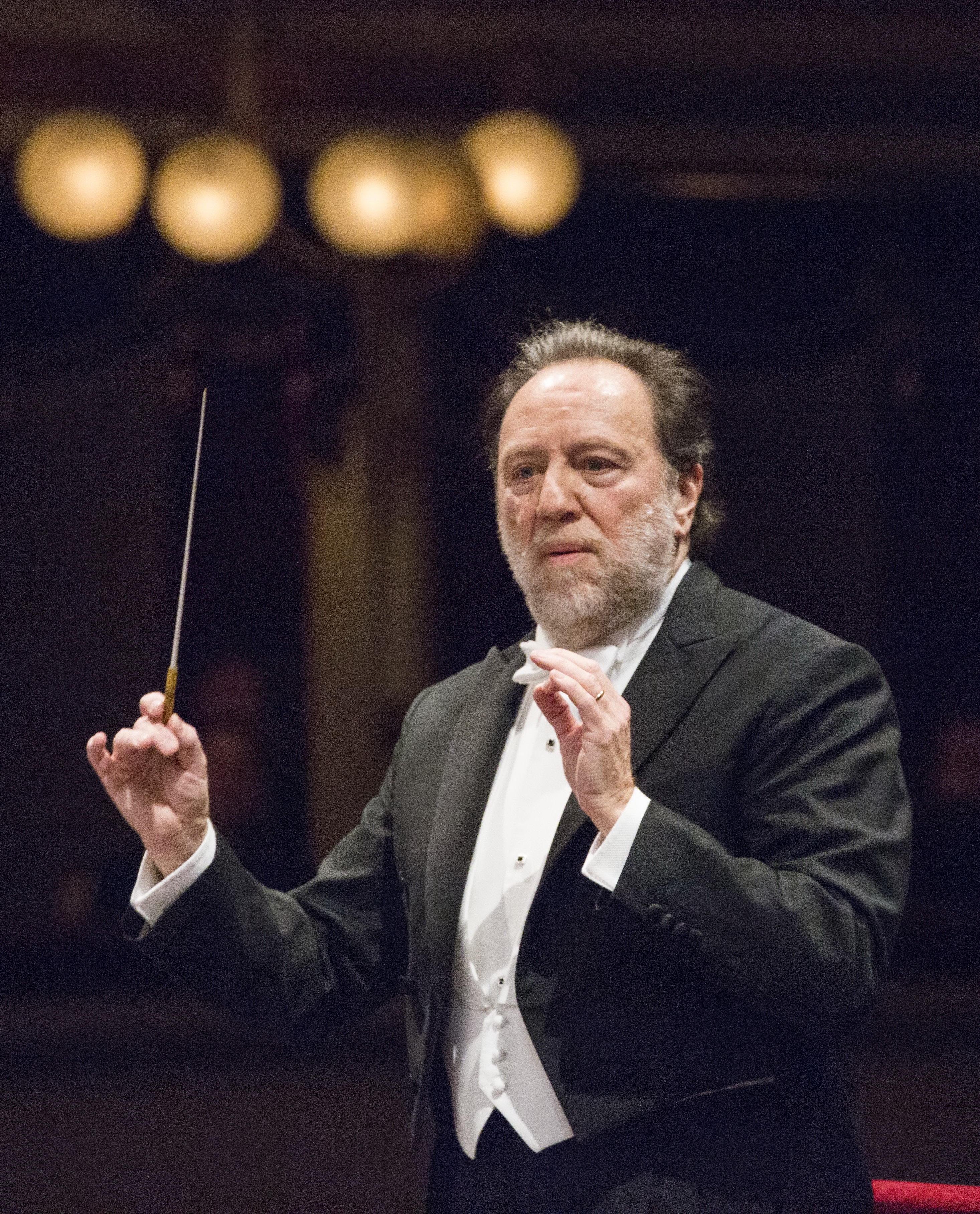 malore alla scala mentre dirige lady macbeth portato via il maestro riccardo chailly tra gli applausi dei loggionisti da Ilfattoquotidiano.it malore alla scala mentre dirige lady macbeth portato via il maestro riccardo chailly tra gli applausi dei loggionisti